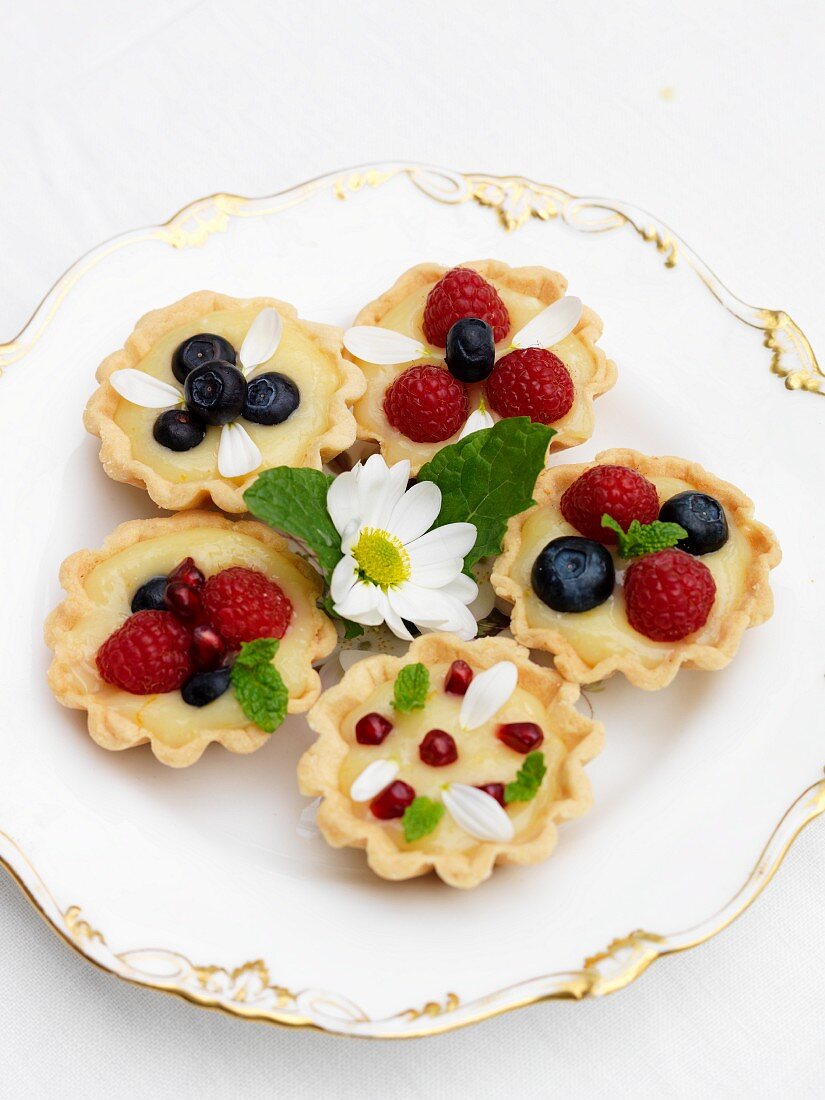 Mini lemon tarts with berries