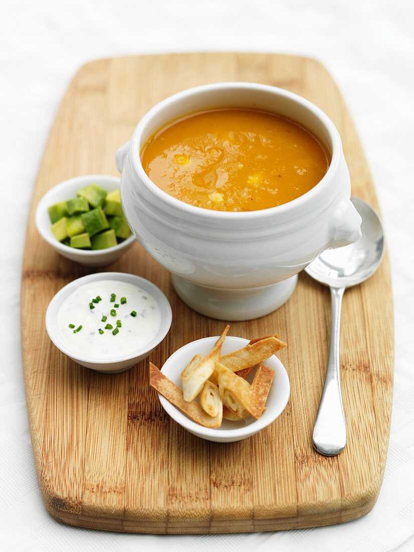 Butternusskürbissuppe mit Avocado, Sauerrahm und Tortillastreifen (Mexiko)