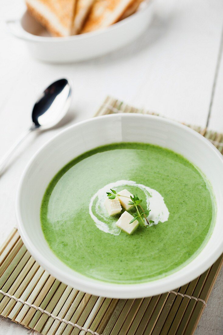 Spinatcremesuppe mit Fetawürfeln