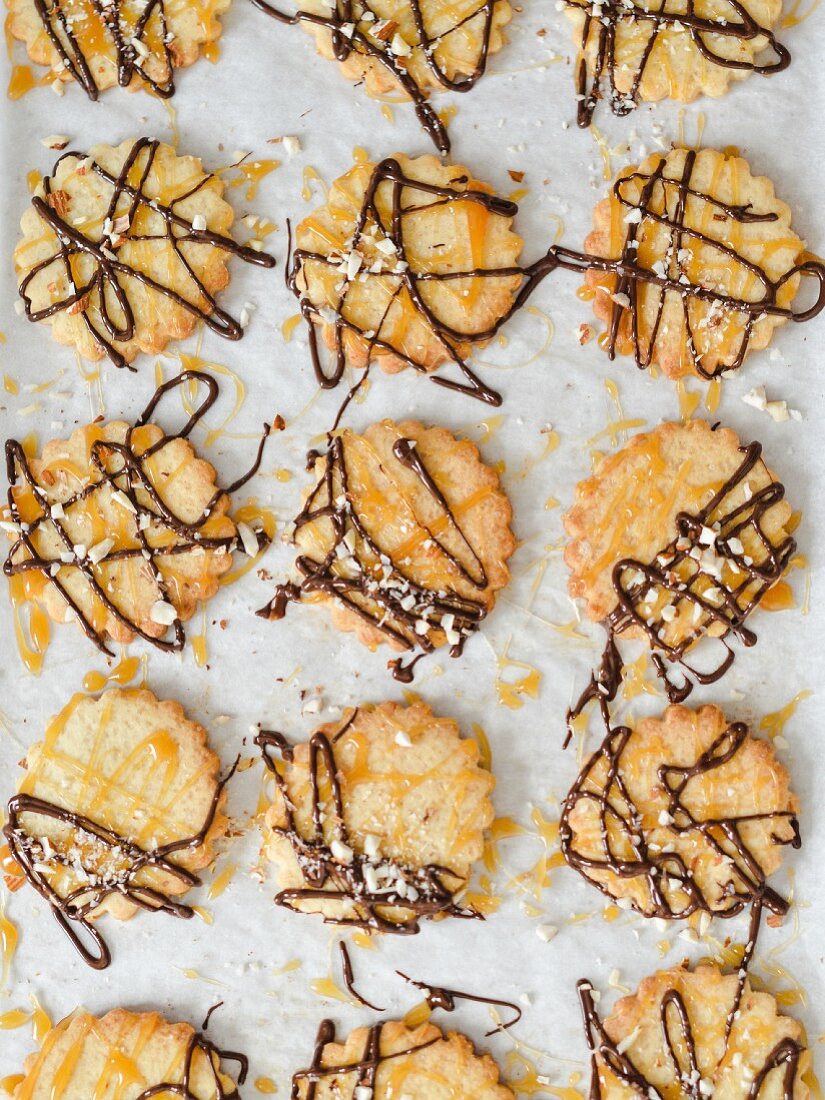 Knusprige Plätzchen mit Orange, Mandeln, Schokolade und Karamell