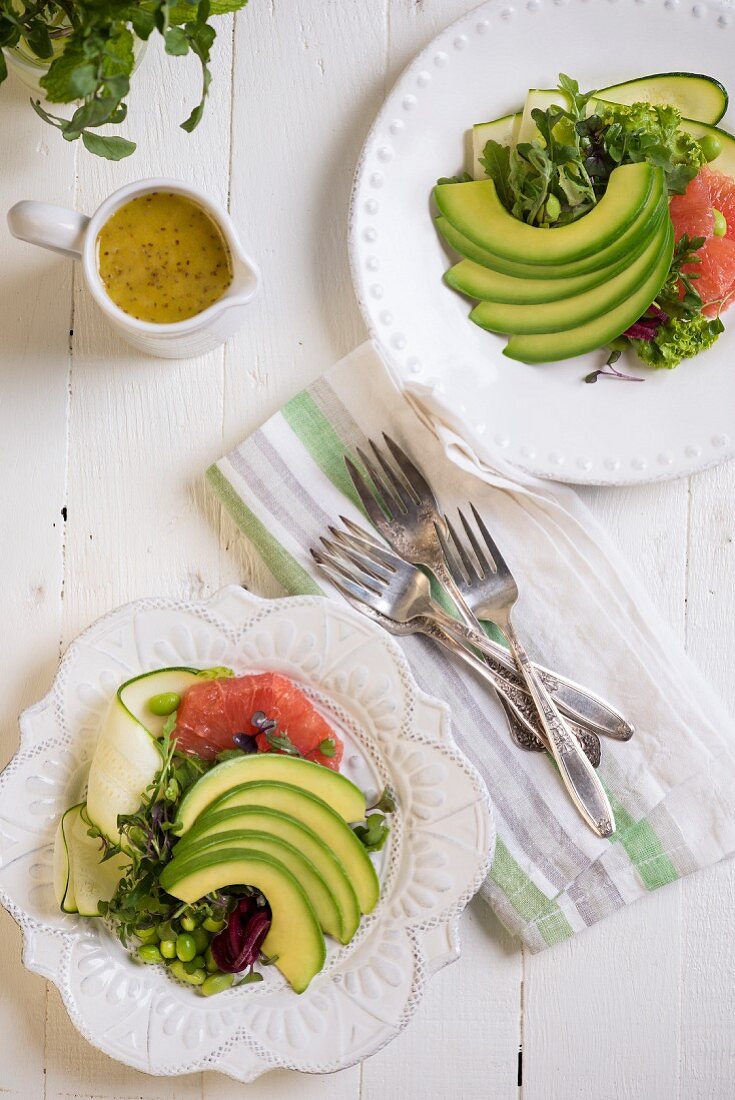 Avocado salad with grapefruit and courgette