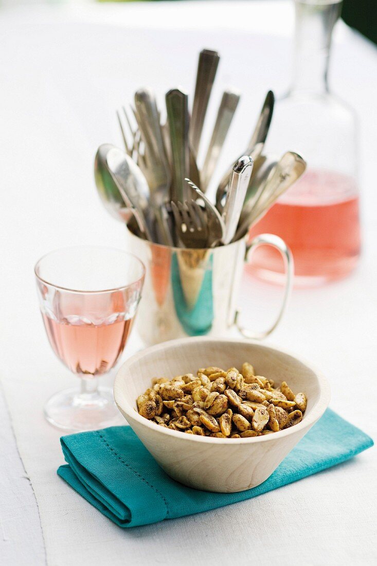 Spicy peanuts and rosé wine