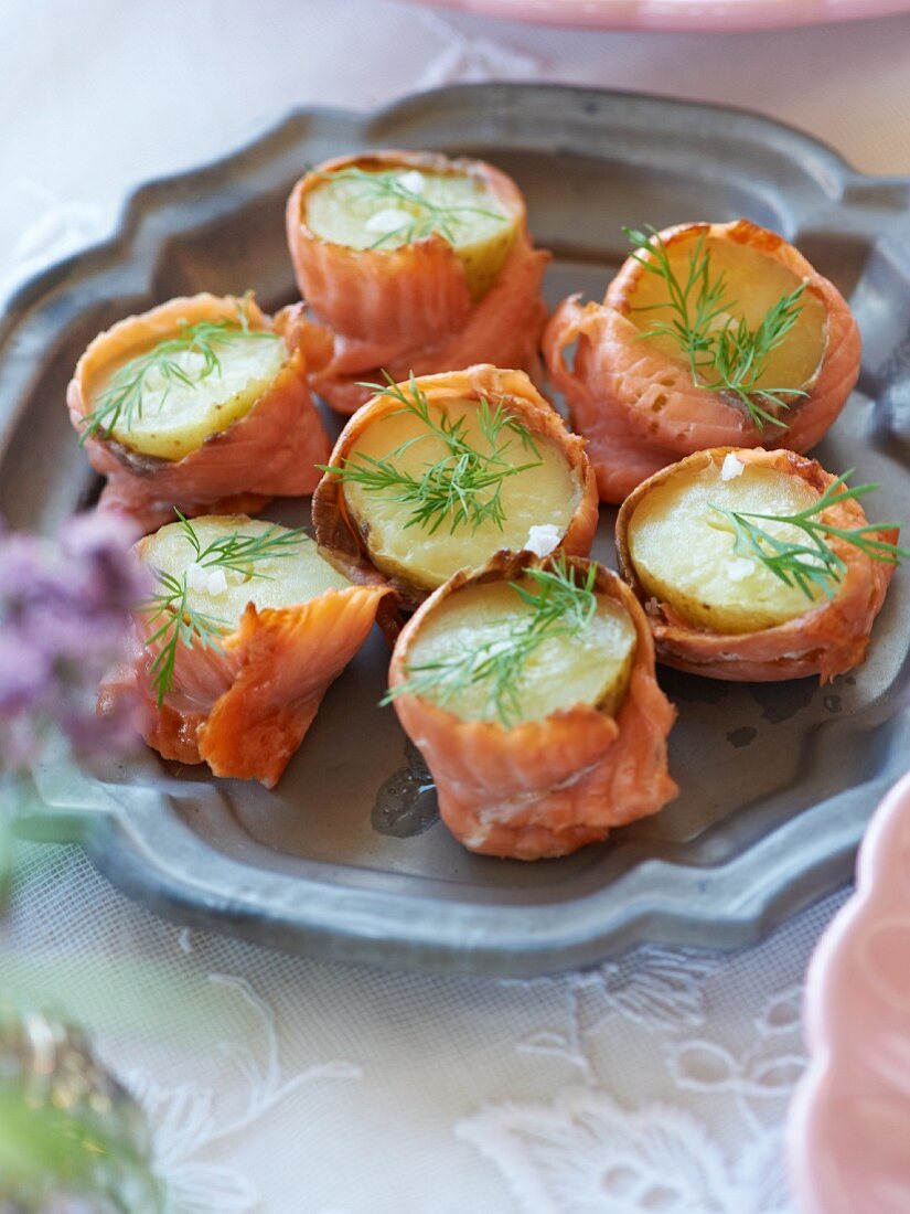 Kartoffeln im Räucherlachsmantel mit Dill