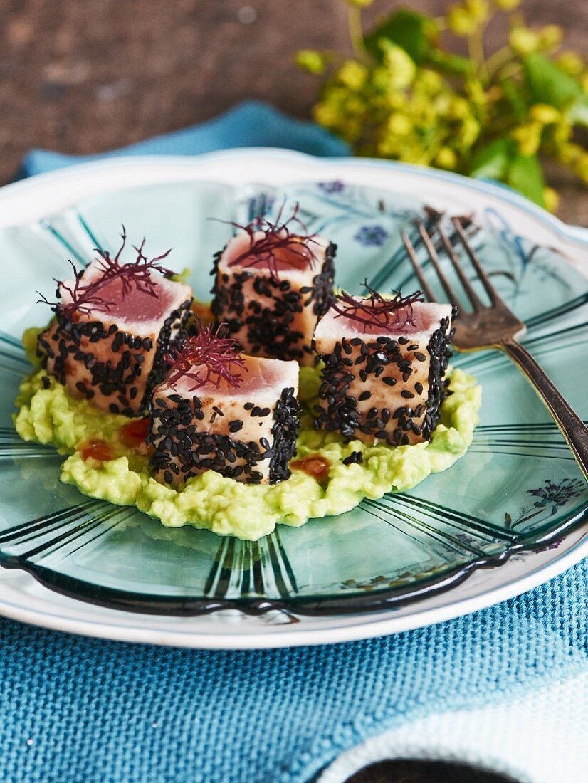 Seared tuna with algae on avocado cream