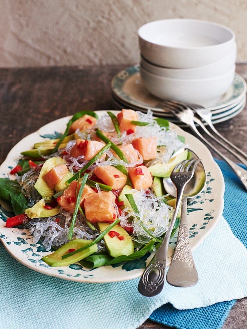 Glasnudelsalat mit Algen und mariniertem Lachs (Asien)