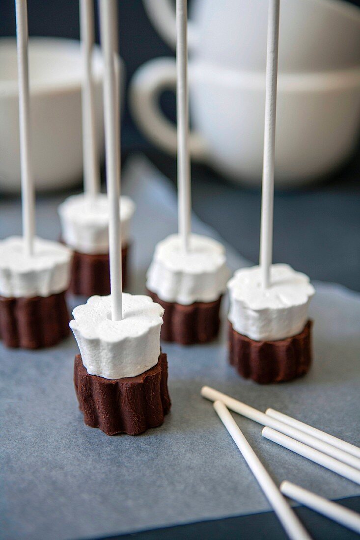 Heiße-Schokolade-Sticks mit Marshmallows