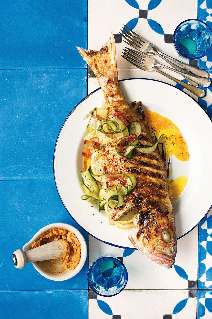 Würziger gegrillter Fisch mit Gurkensalat