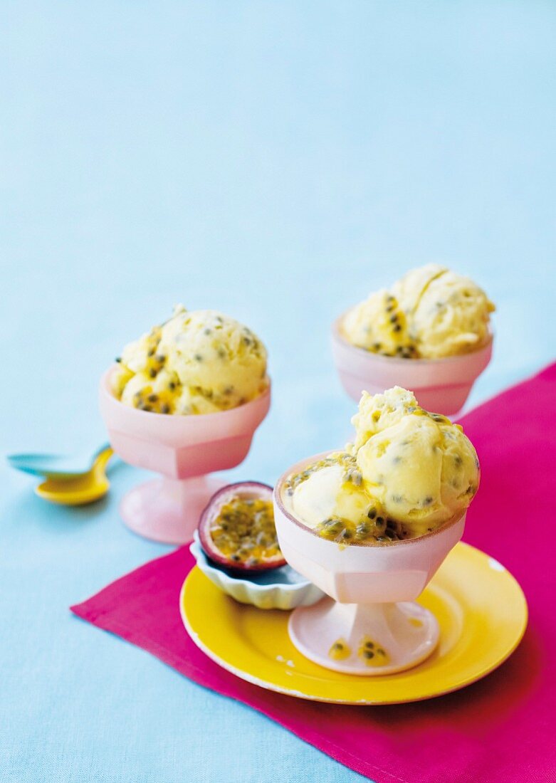 Granadilla-Sorbet in Eissschalen