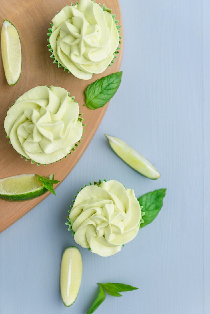 Limetten-Cupcakes mit Limettencremehaube (Aufsicht)
