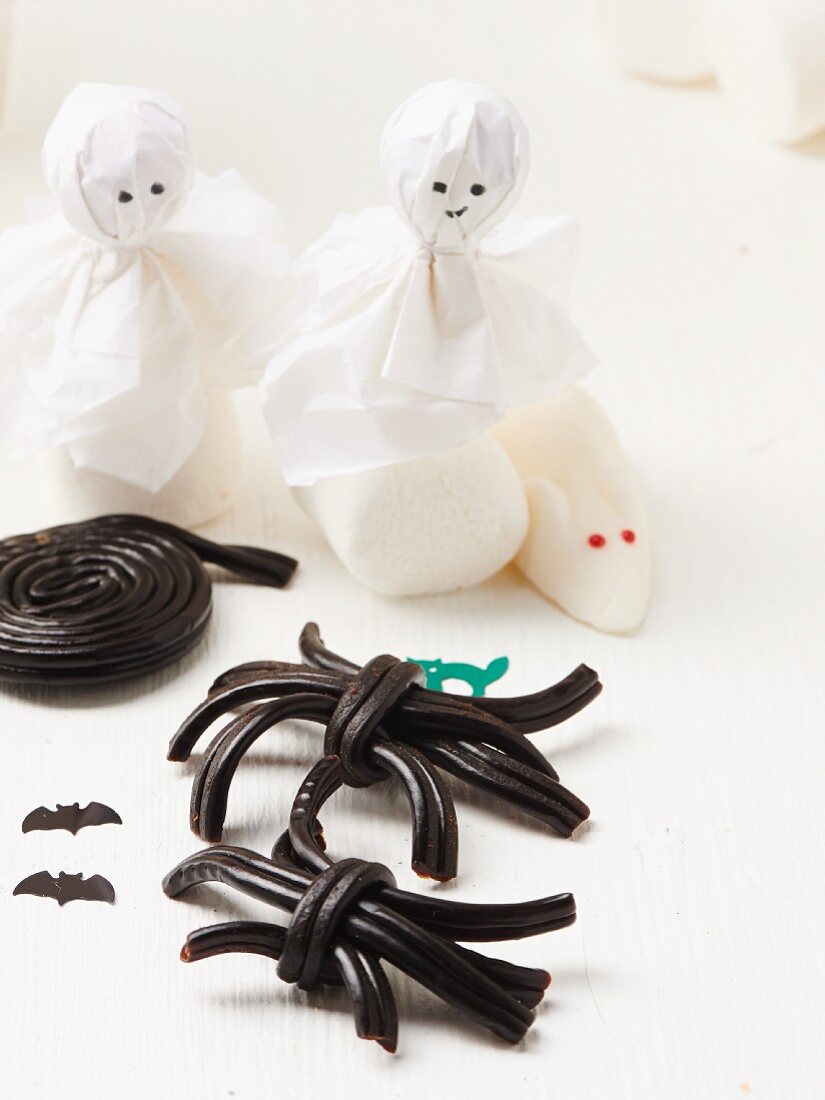 Lakritzspinnen, weiße Maus und Gespenster aus Marshmallows für Halloween