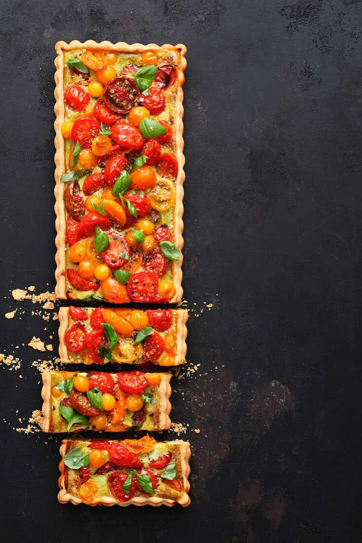 Tomato tart made with various tomatoes (seen from above)