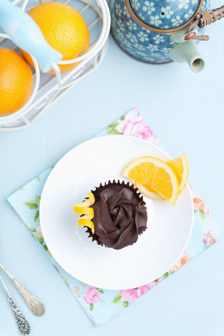 Orangen-Schokoladencupcake mit Schokoladencremehaube (Aufsicht)
