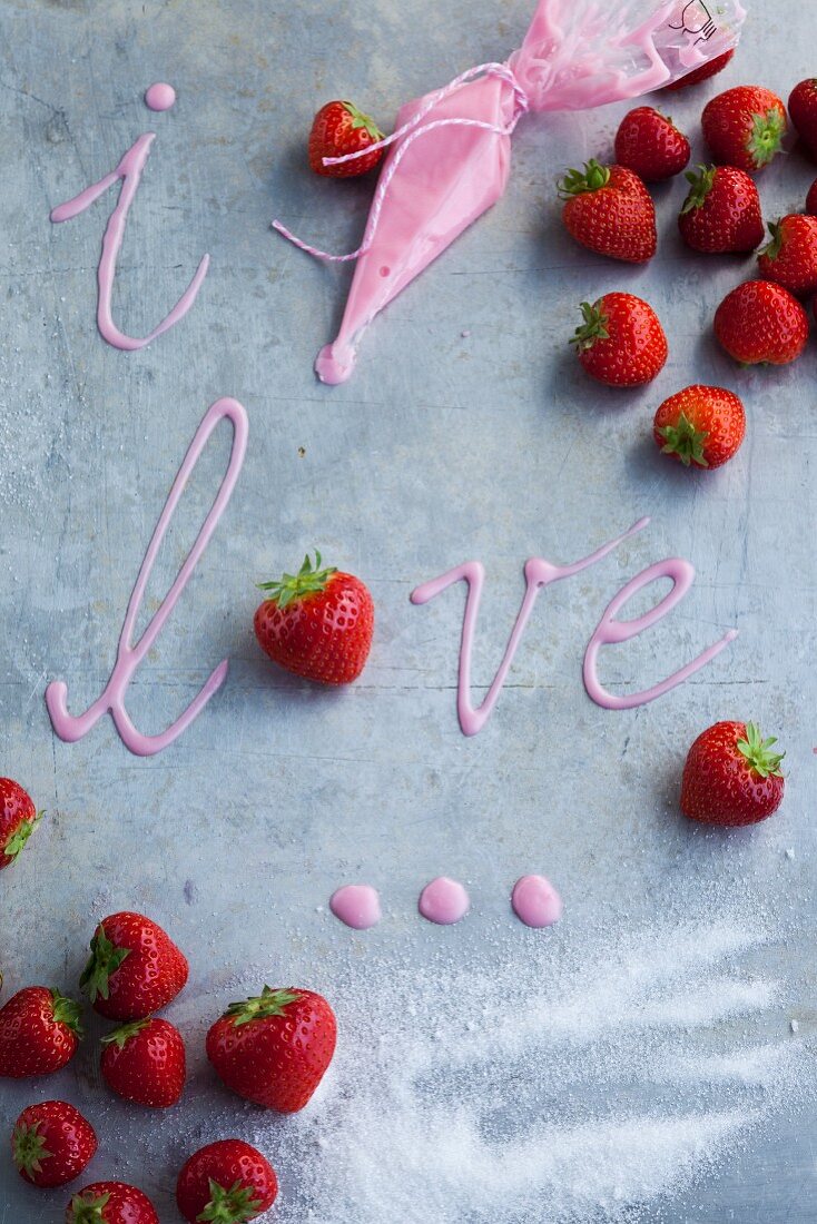 Schriftzug 'I love you' aus rosa Zuckerguss