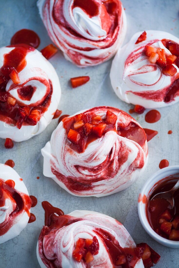 Meringues with strawberry ragout