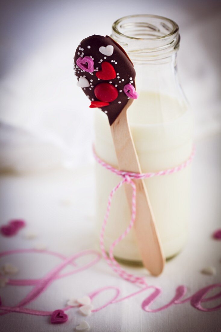 Schokoladenlöffel und Milchflasche zum Valentinstag