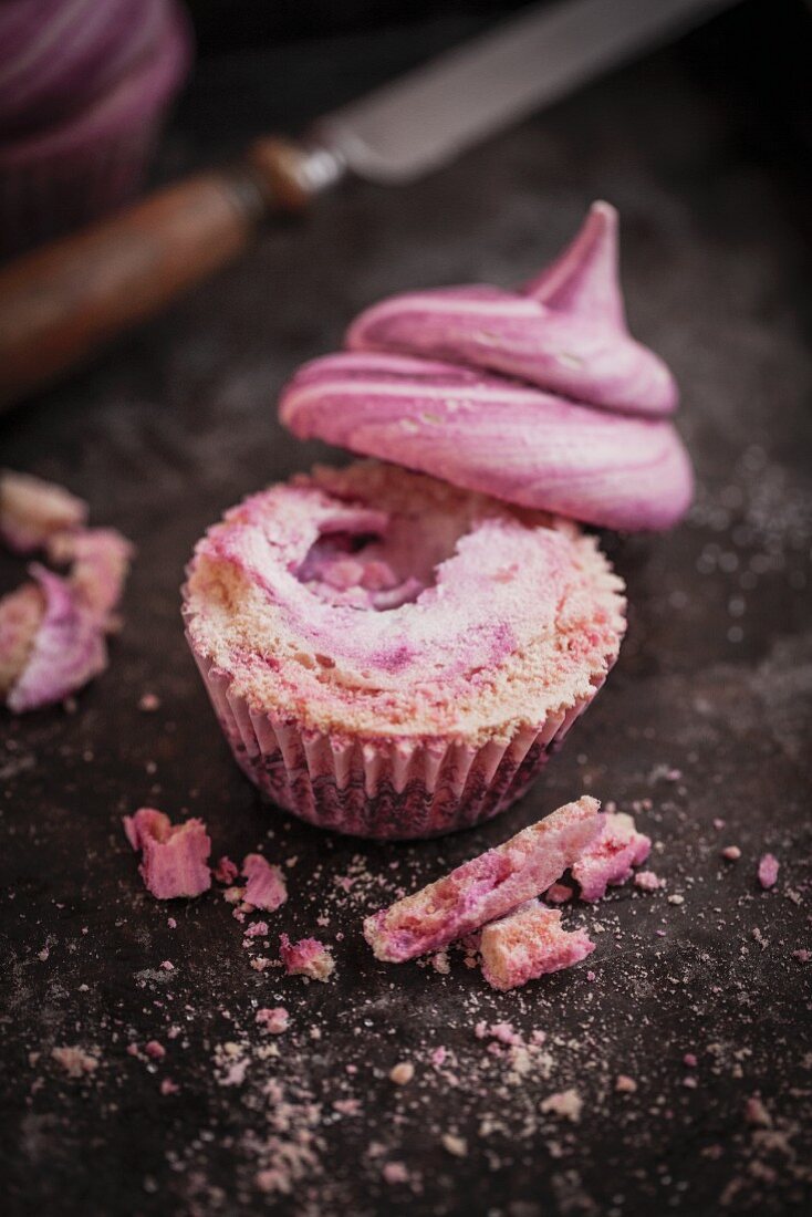 Pink Meringue Cupcake zum Valentinstag
