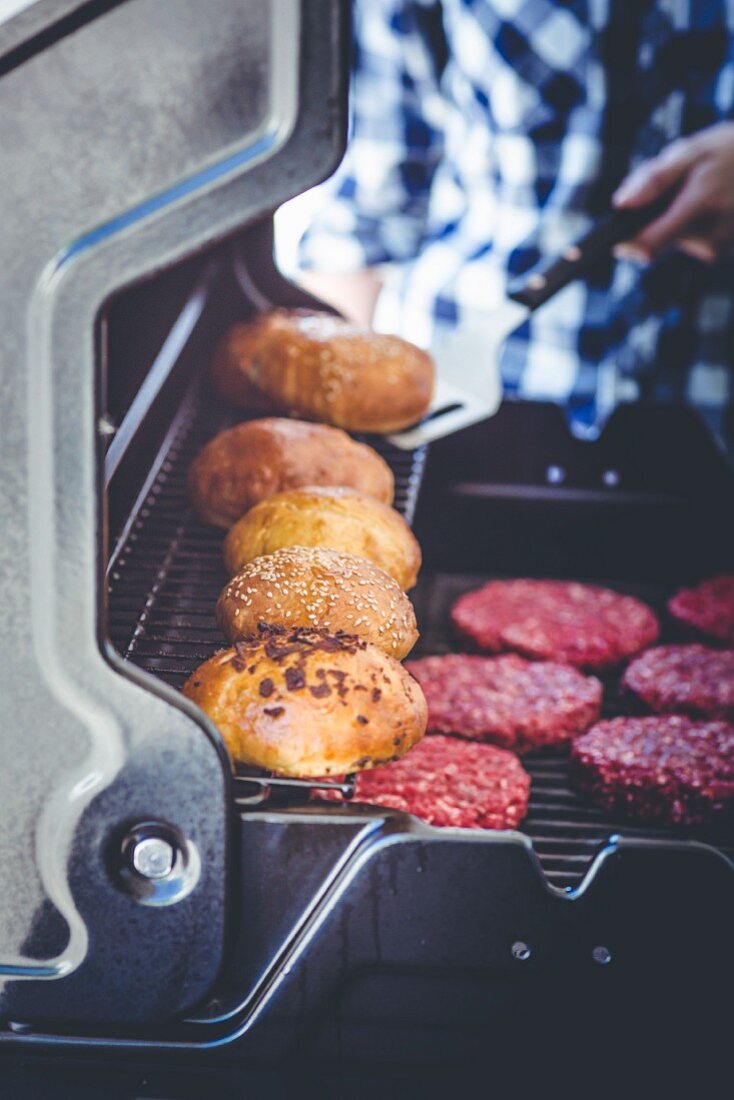 Hamburger und selbst gemachte Brötchen auf dem Grill