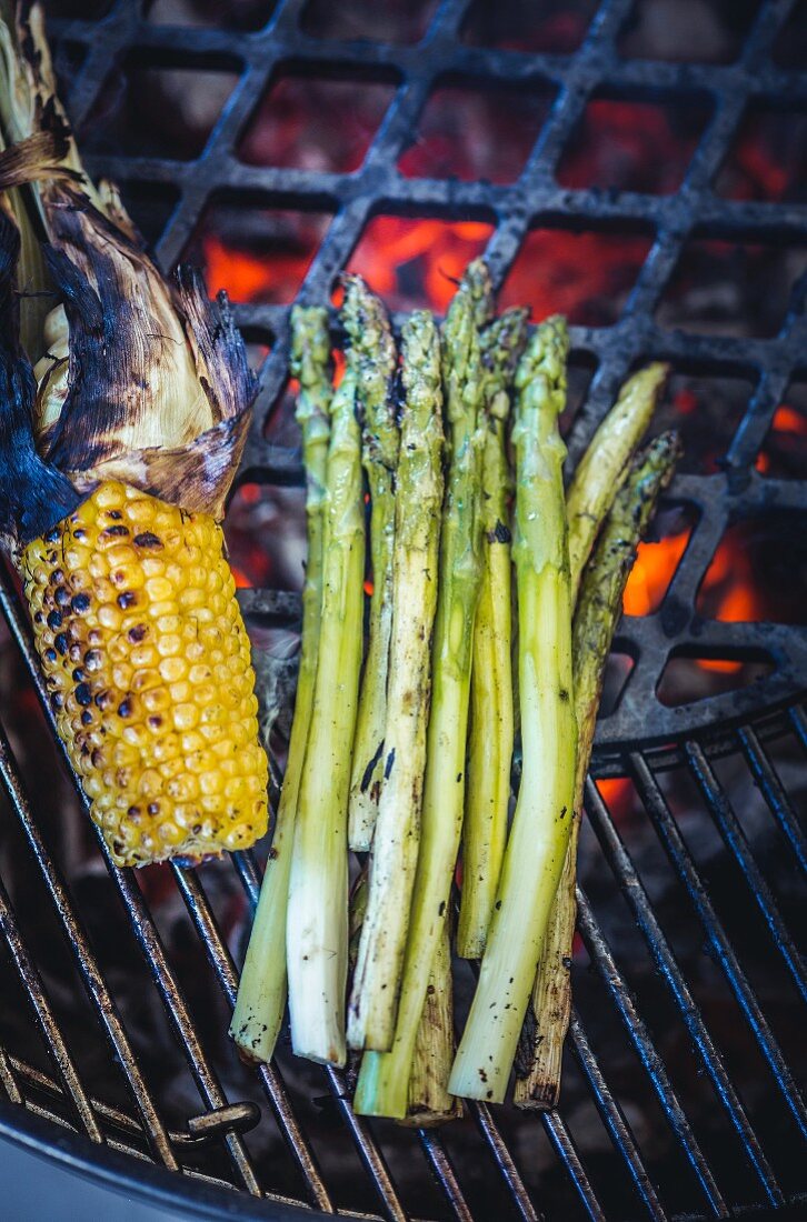 Grilled corn and green asparagus on the barbecue