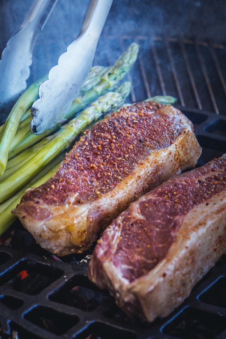 Rindersteak und grüner Spargel auf dem Grill