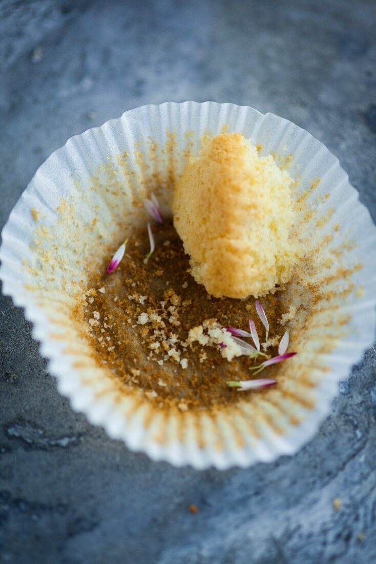 Papierförmchen mit Resten eines Cupcakes