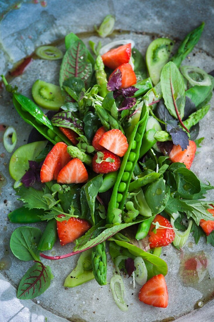 Grüner Gemüsesalat mit Spargel und Erdbeeren