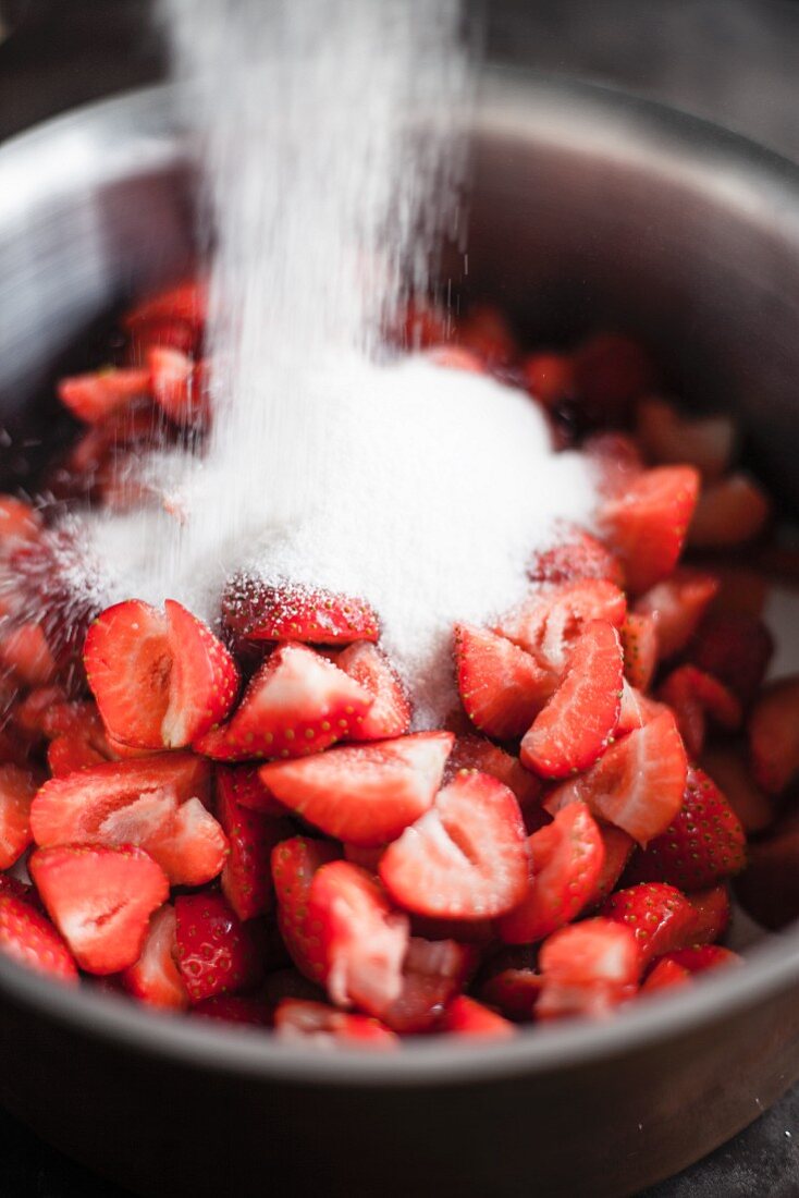 Erdbeermarmelade kochen: Zucker zu vorbereiteten Früchten geben