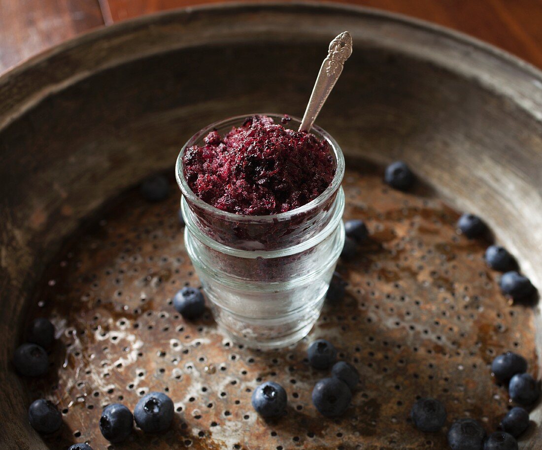 Blaubeer-Granite in Glasschälchen