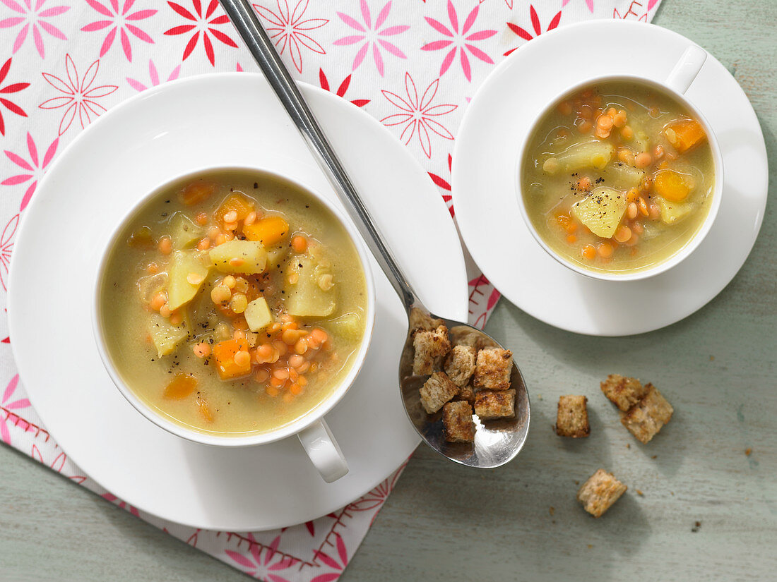 Creamy lentil soup with croutons