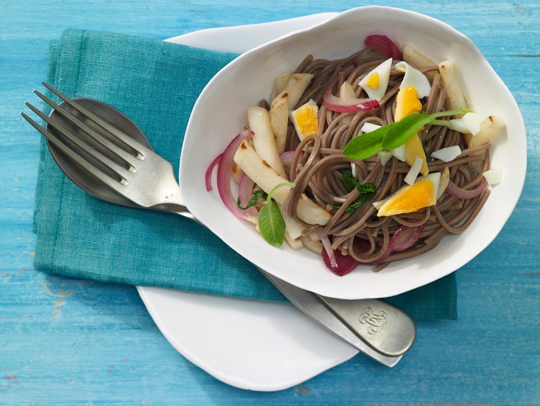 Soba-Nudeln mit Mairüben, roten Zwiebeln und Ei