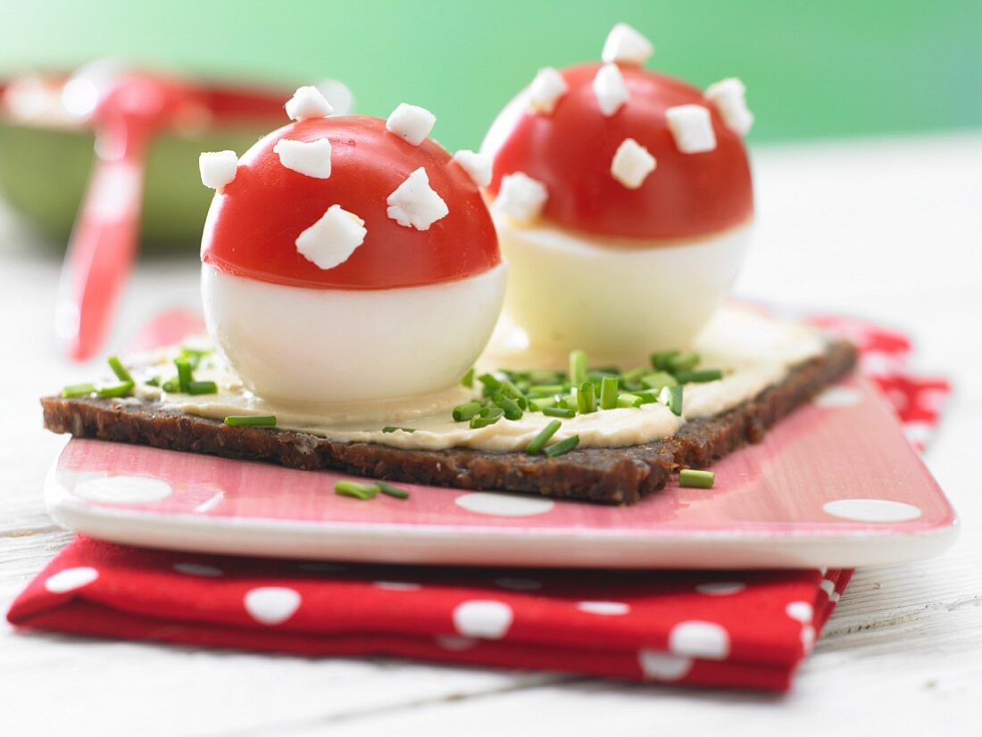 Gefüllte Tomaten-Fliegenpilze auf Pumpernickelbrot