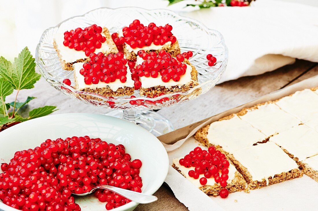 Oatcake with white chocolate and redcurrants