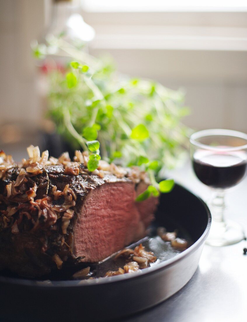 Roast veal with onions and cassis liqueur