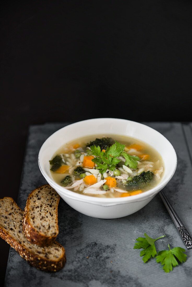 Hühnersuppe mit Nudeln und Gemüse