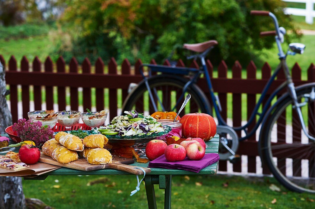 Herbstbuffet auf Holztisch im Garten