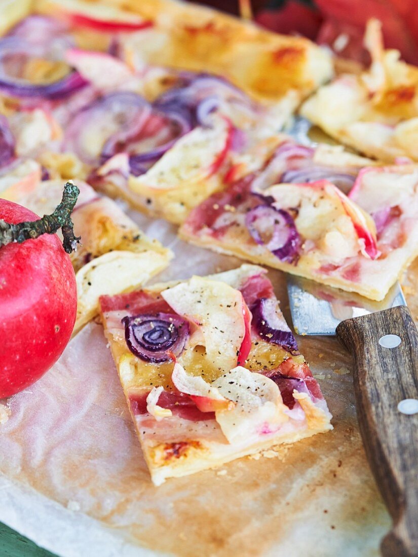 Pikanter Blätterteigkuchen vom Blech mit Äpfeln, Zwiebeln und Speck