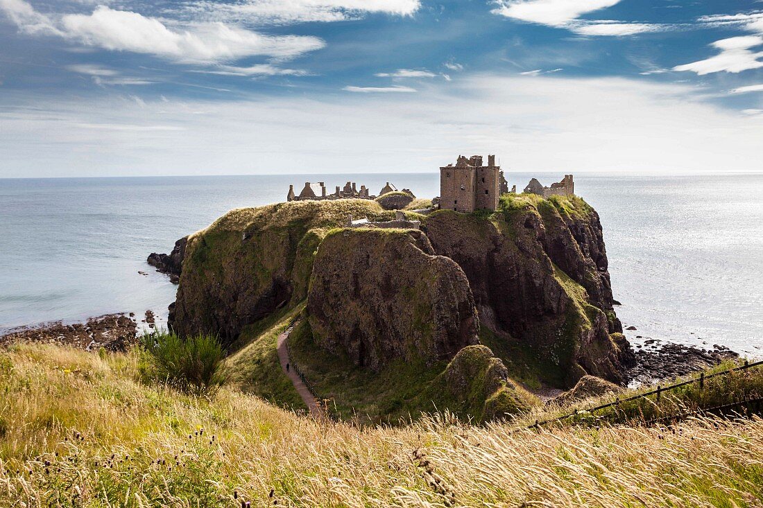 The ruins of Dunnottar Castle in … – License image – 11986304 lookphotos