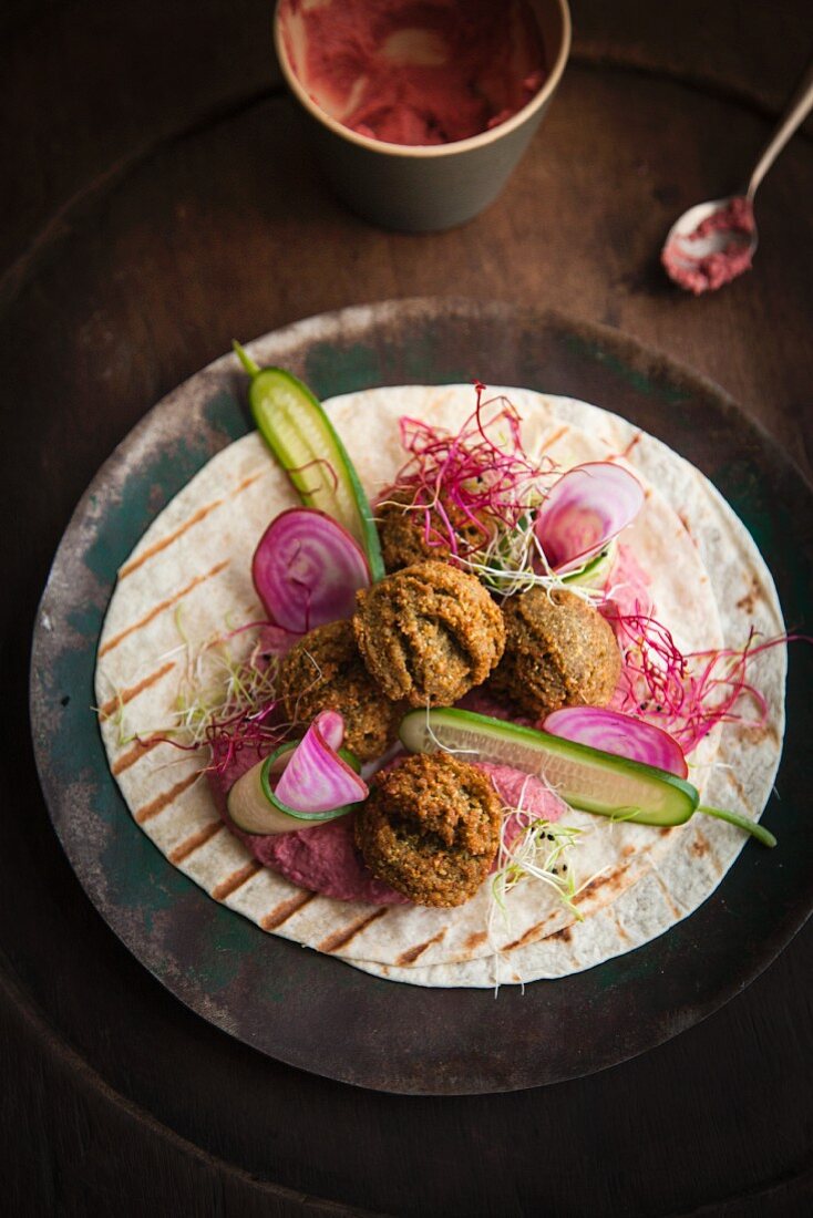 Vegane Falafel mit Rote-Bete-Hummus auf Fladenbrot