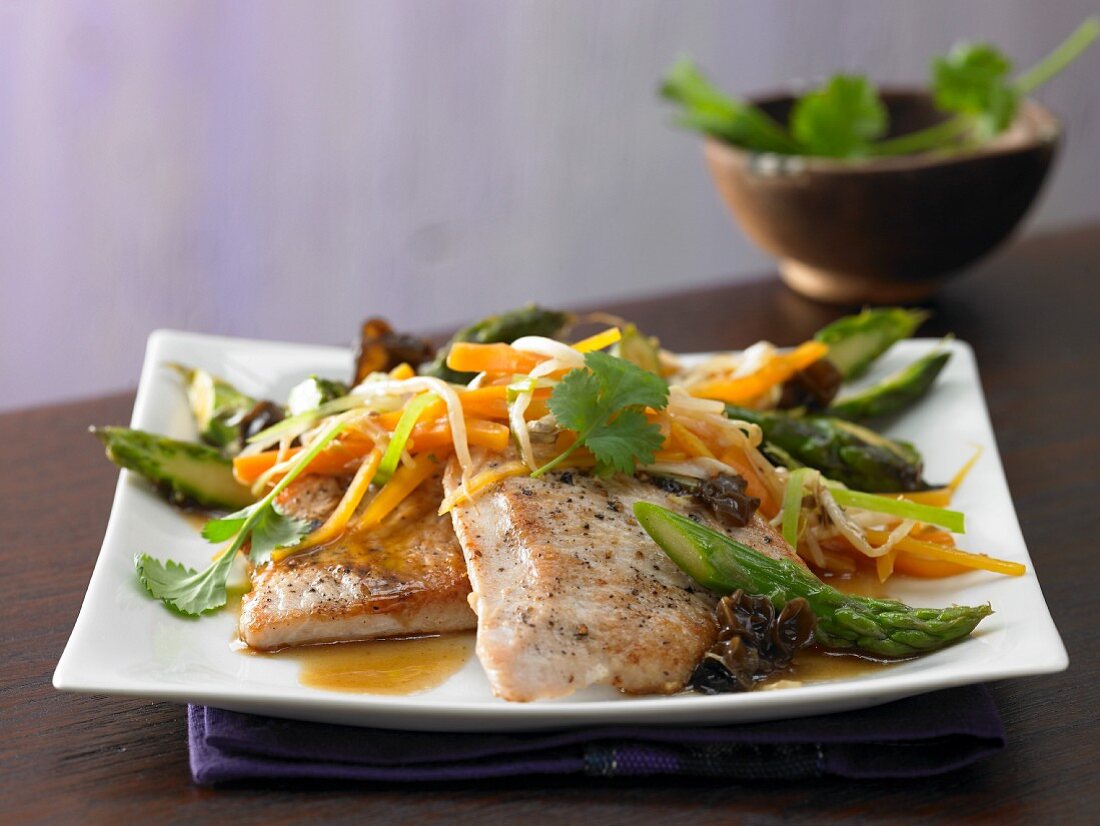 Turkey escalope with Asian asparagus and vegetables