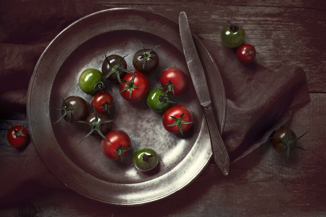 Tomaten auf Zinnteller