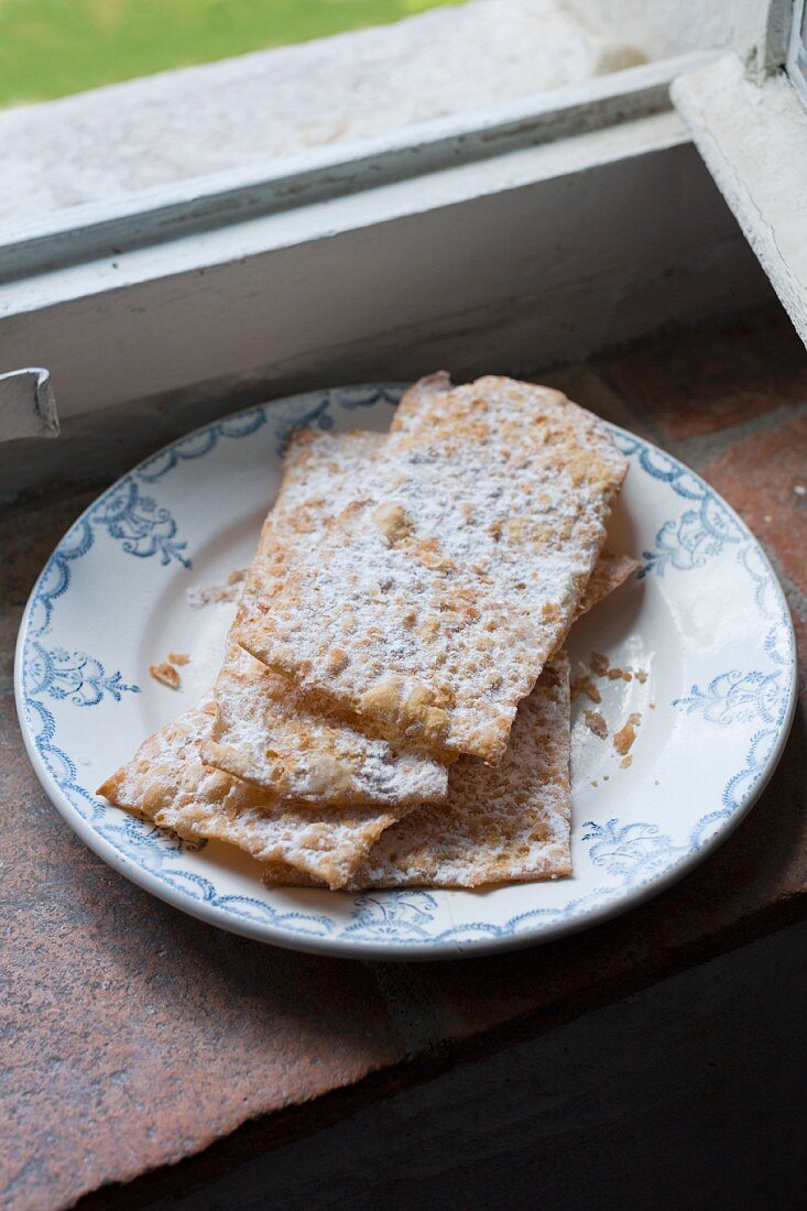 Blätterteiggebäck mit Puderzucker