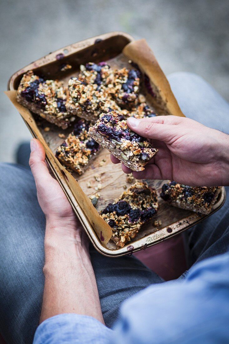 Oatmeal bars with blueberries and pumpkin seeds (Superfood)