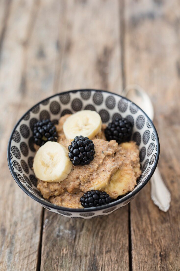 Tiger nut porridge with grain milk, banana and blackberries