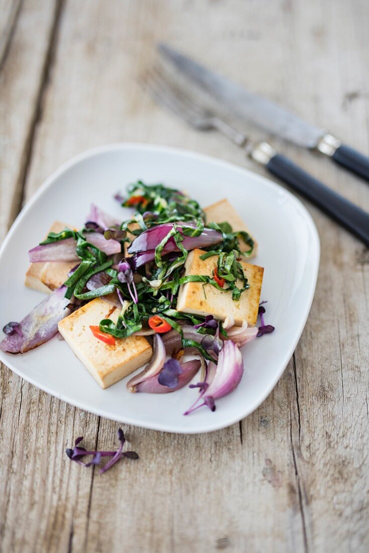 Räuchertofu mit Mangold und roten Zwiebeln