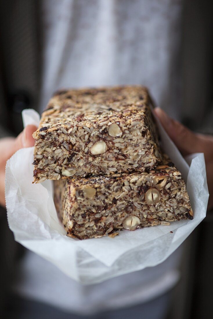 Chiasamen-Brot mit Flohsamenschalen, Haferflocken, Haselnüssen und Leinsamen