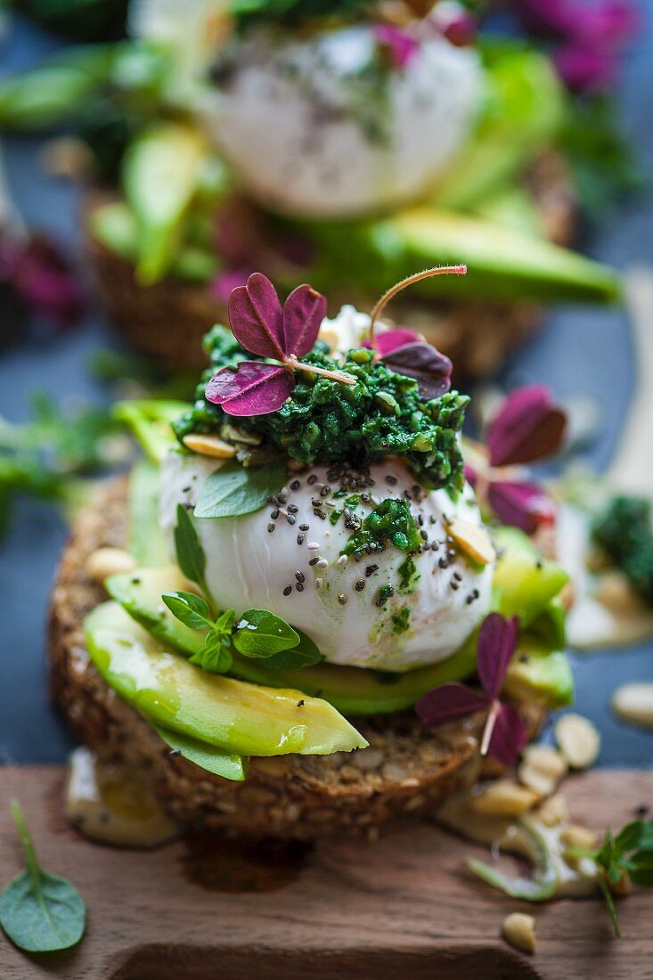 Bread topped with avocado, a poached egg, and green cabbage tapenade (Superfood)