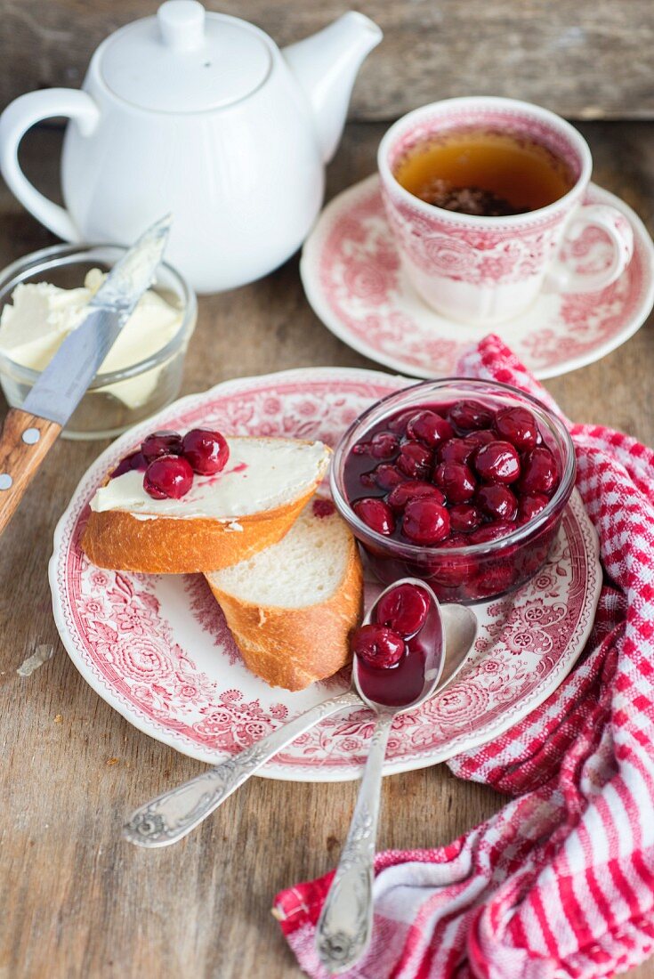 Kirschmarmelade mit zwei Scheiben Brot und Butter