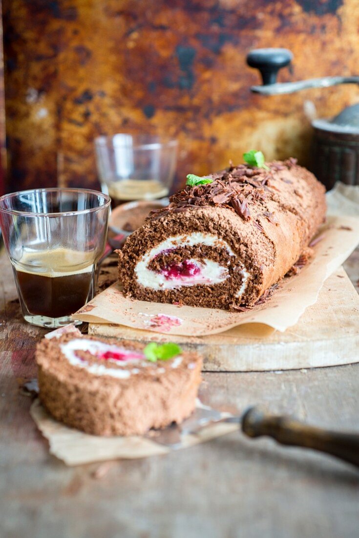 Biskuitrolle mit Mascarpone-Schlagsahne-Füllung und Kirschen, angeschnitten