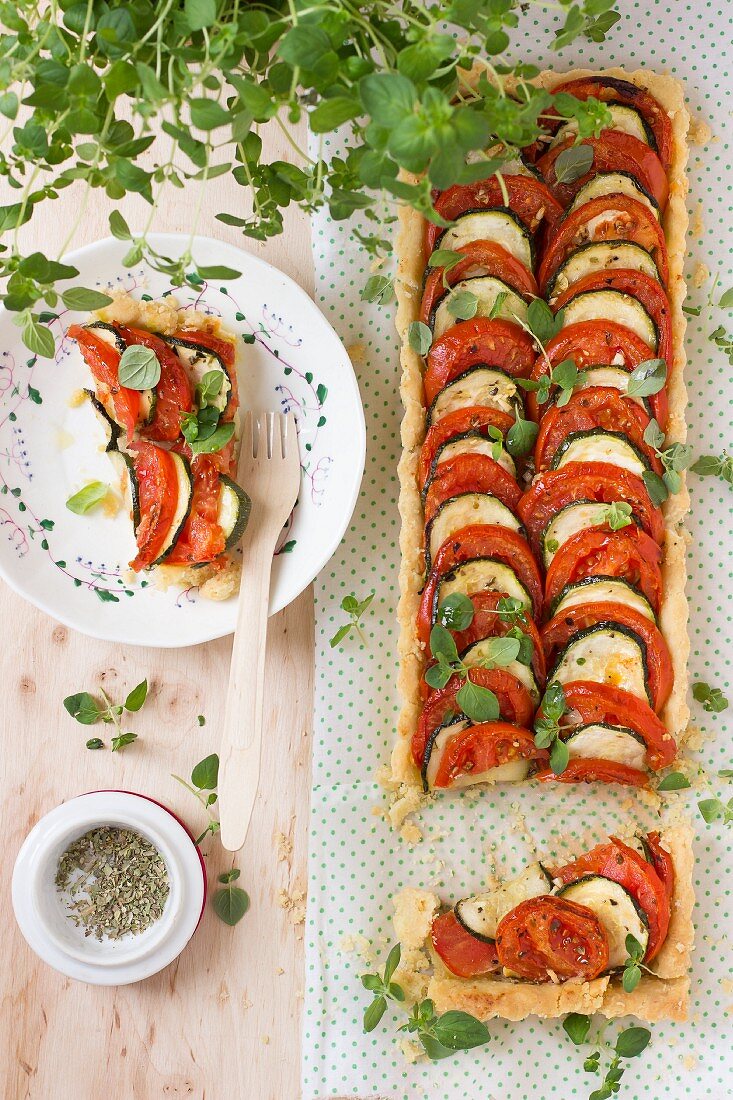 Tomaten-Zucchini-Kuchen mit Oregano