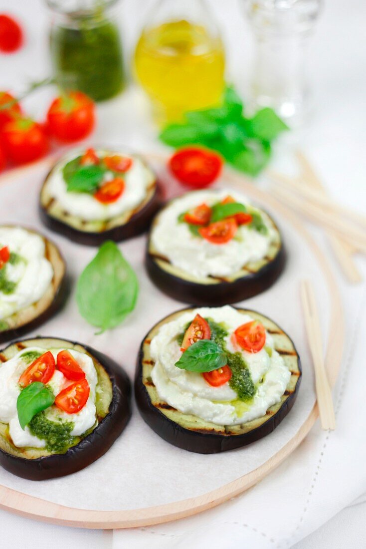 Vegetarian aubergine pizzettes with pesto