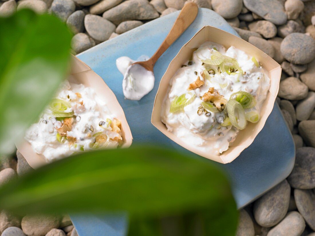 Schafskäse-Dip mit Quark und Walnüssen